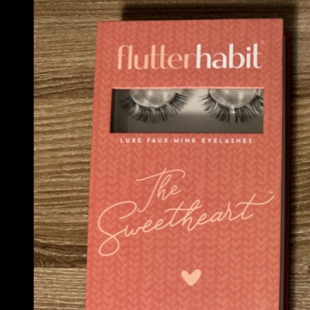 Flutter habit false lashes
